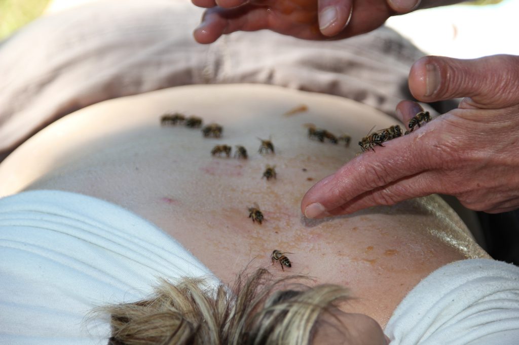 miel sur la peau yoga des abeilles 