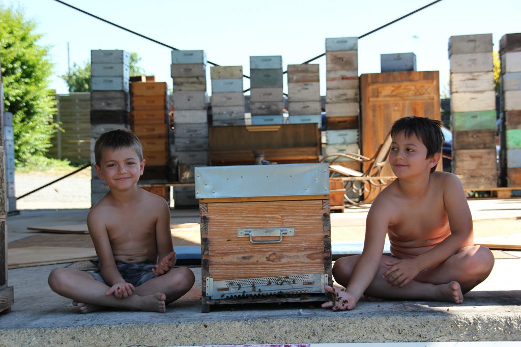 Enfants au yoga des abeilles
