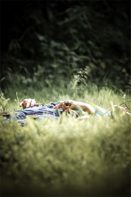 homme allongé dans l'herbe