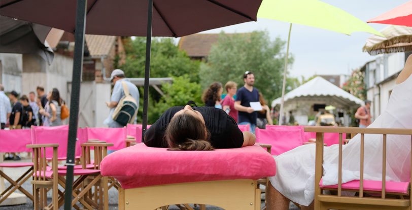 Une femme allongée sur une table de Massage